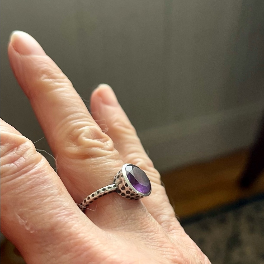 Elegant Silver Amethyst Ring - Picture 4 of 5